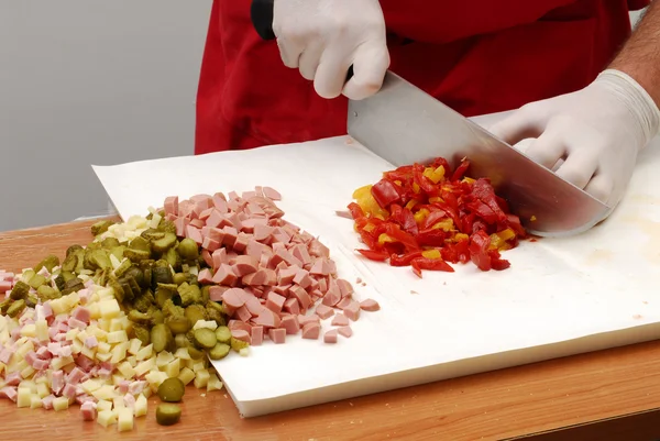 Preparación de ensalada de arroz sobre una mesa . — Foto de Stock