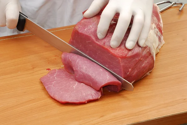 Cortar un trozo de carne fresca, cortar carne en la cocina . —  Fotos de Stock