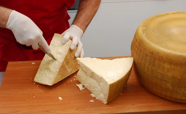 Ручний розкрій стек сиру пармезан. — стокове фото