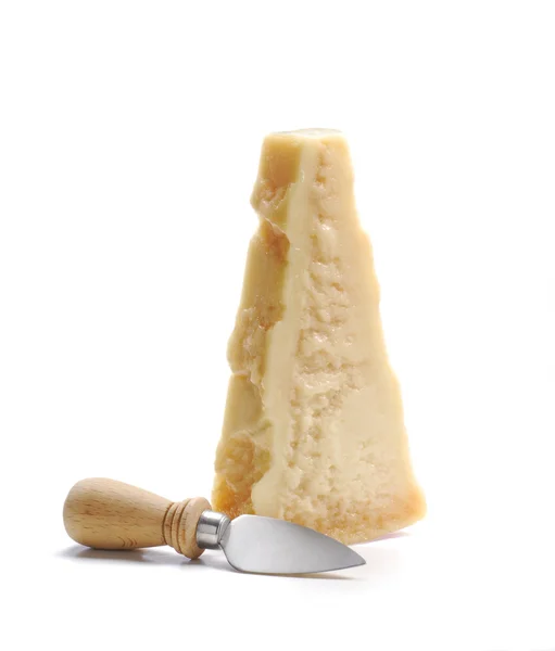 Fromage provocateur au parmesan sur fond blanc . — Photo