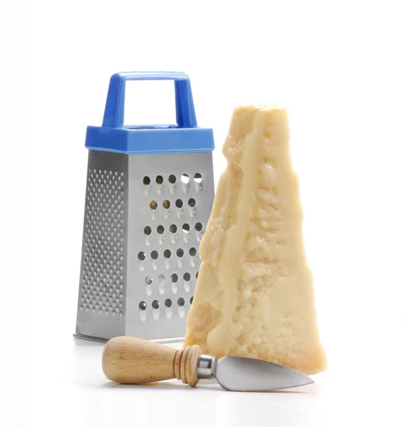 Provokanter Parmesan, Messer und metallische Reibe auf weißem Hintergrund. — Stockfoto