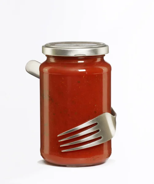 Widelec przytulanie garnku sosu pomidorowego. — Zdjęcie stockowe