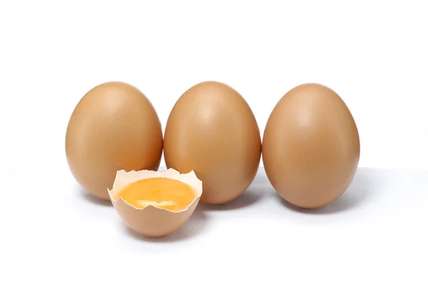 Beyaz zemin üzerinde üç taze yumurta. — Stok fotoğraf