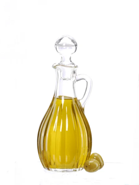 Бутылка оливкового масла и оливки на белом фоне . — стоковое фото