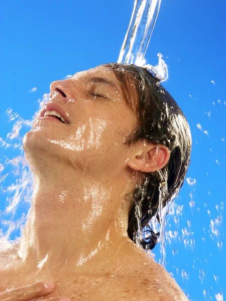 Jonge Latijns-man die een douche nemen. — Stockfoto