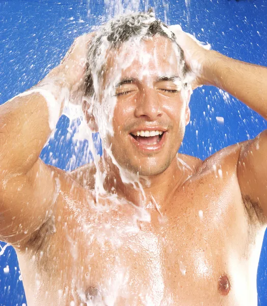 Jonge Latijns-man die een douche nemen. — Stockfoto