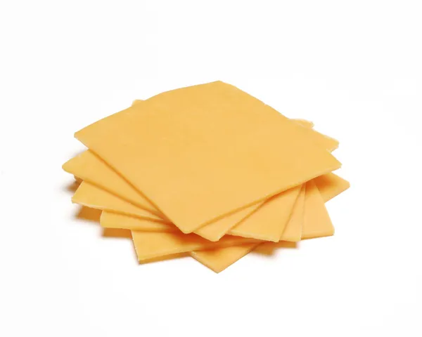 Φέτες τυρί cheddar σε άσπρο φόντο. — Φωτογραφία Αρχείου