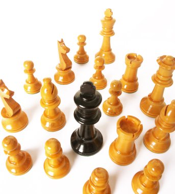 ahşap grafik üzerinde satranç oyunu. köşeye Kraliçe.