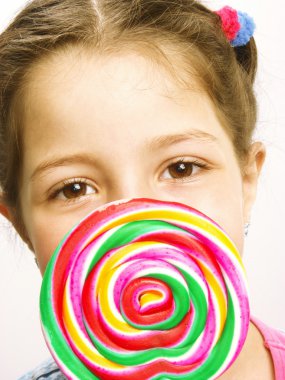 lolipop yiyen küçük kız