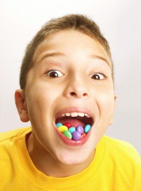 chicle yiyen küçük çocuk.