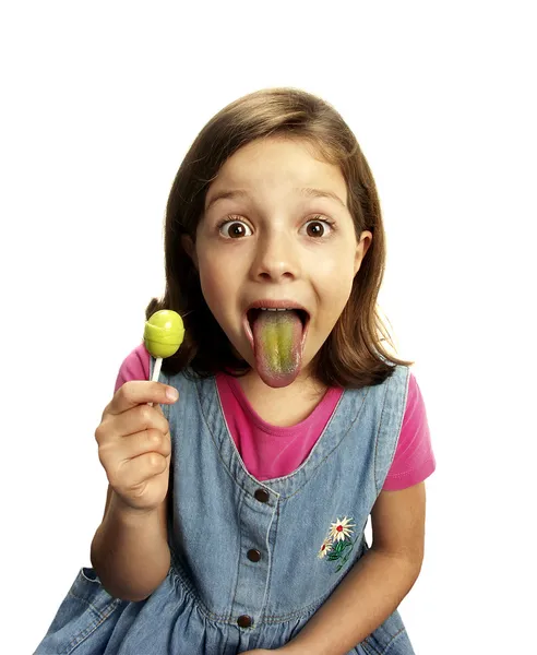 Νεαρό κορίτσι τρώει ένα γλειφιτζούρι σε λευκό φόντο σε κοντινό πλάνο. — Φωτογραφία Αρχείου