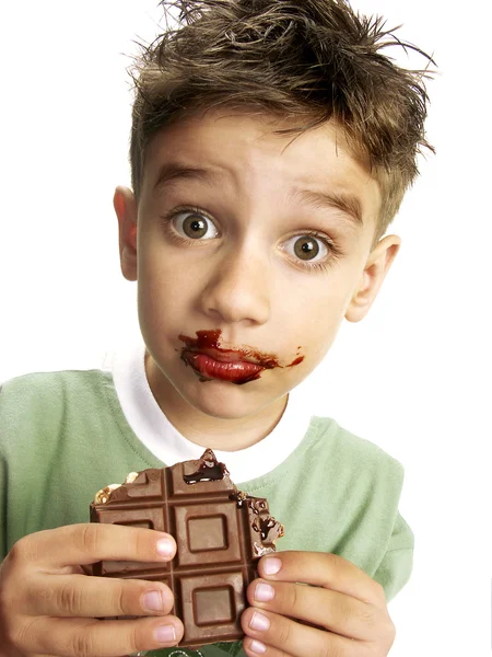 초콜릿을 먹는 젊은 소년의 클로즈업. — 스톡 사진