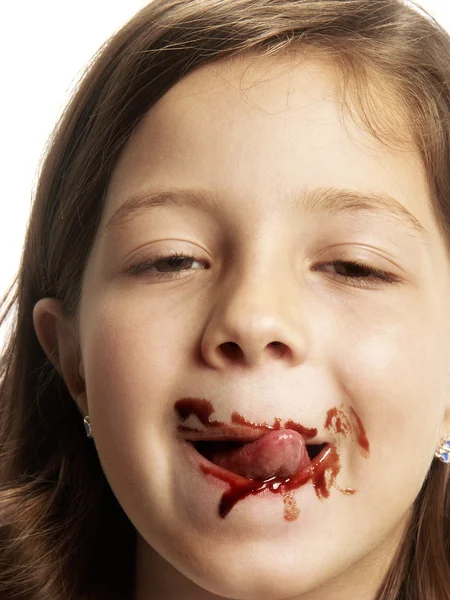 Kleines Mädchen isst Schokolade. — Stockfoto