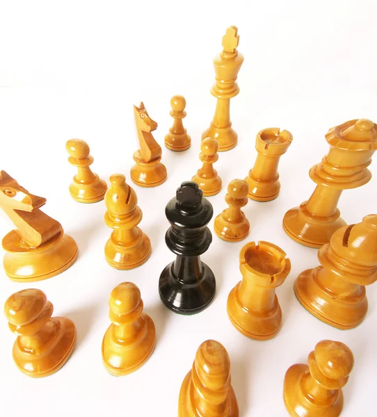 在木图表之上的国际象棋游戏。走投无路的女王. — 图库照片
