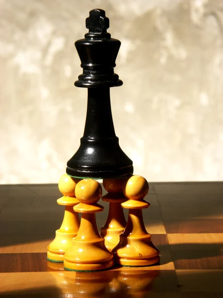 Gioco di scacchi su tavola di legno.regina sconfitta . — Foto Stock