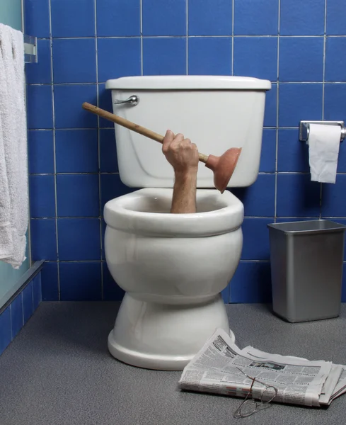 Рука поднимается через сиденье из туалета в ванной комнате . — стоковое фото