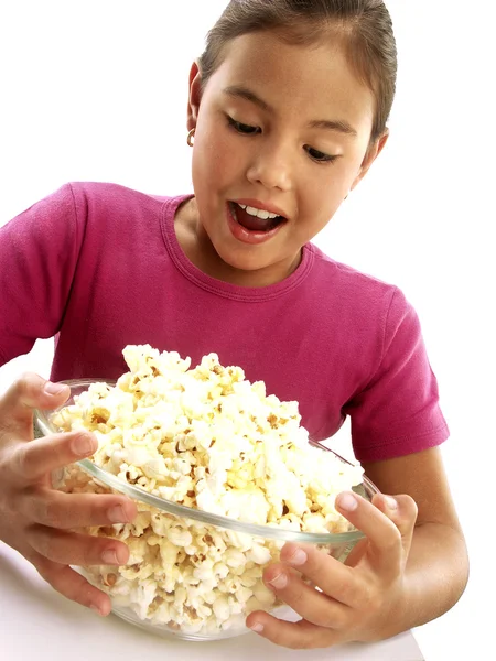 Liten flicka håller popcorn skål. — Stockfoto