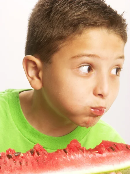 Liten pojke håller en stor vattenmelon. — Stockfoto
