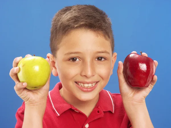 Petit garçon tenant des pommes — Photo