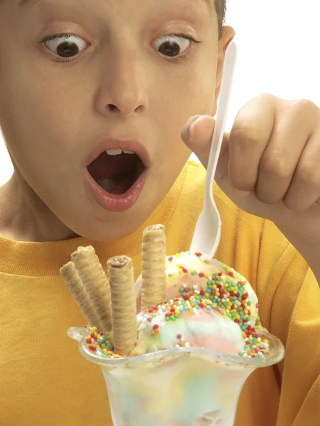 Glücklicher kleiner Junge isst Eis — Stockfoto