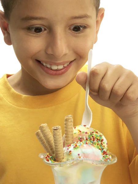 Menino feliz comendo sorvete — Fotografia de Stock