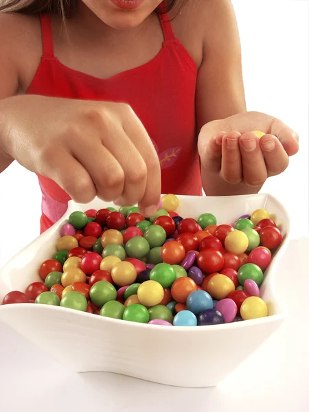 Маленька дівчинка хоче спробувати цукерки — стокове фото