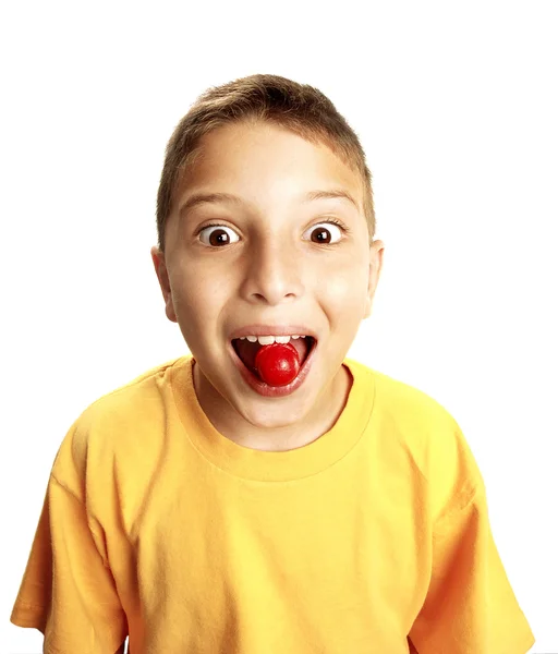 Мальчик ест конфеты. — стоковое фото