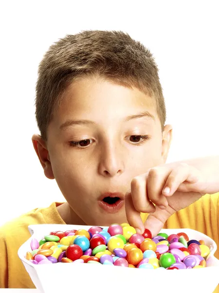 Kisfiú eszik édességet — Stock Fotó