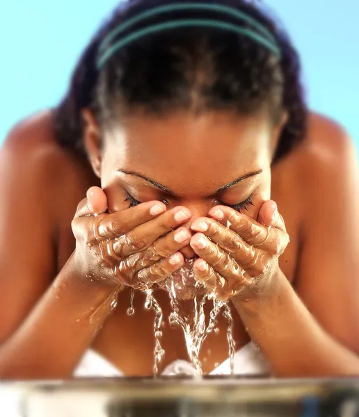 Black lady washing face — Stock Photo, Image