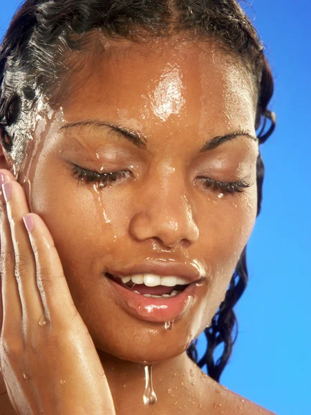 Mooie jonge latina vrouw met natte gezicht — Stockfoto