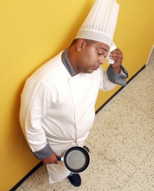bir mutfakta bir aşçı mutfağa çalışan yorgun cook