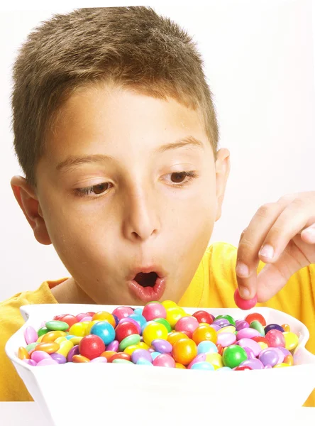 Küçük çocuk, şeker yiyor — Stok fotoğraf