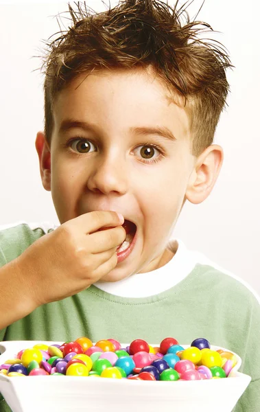 Liten pojke äter godis — Stockfoto