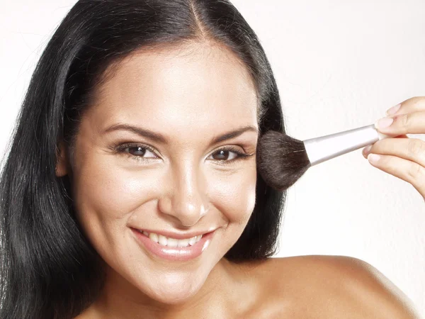 Latijns-vrouw toe te passen make-up poeder — Stockfoto