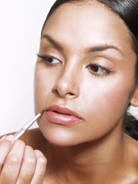 Latin kvinnan tillämpa makeup och läppstift — Stockfoto