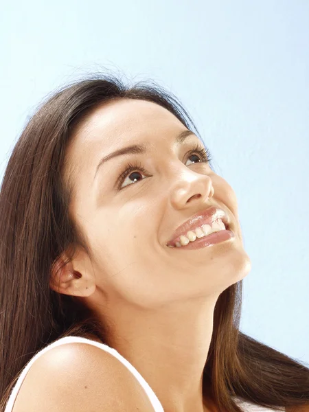 Retrato de uma bela jovem e fresca mulher latina . — Fotografia de Stock