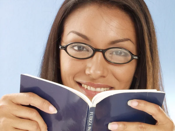 Jovem mulher latina lendo com um livro — Fotografia de Stock