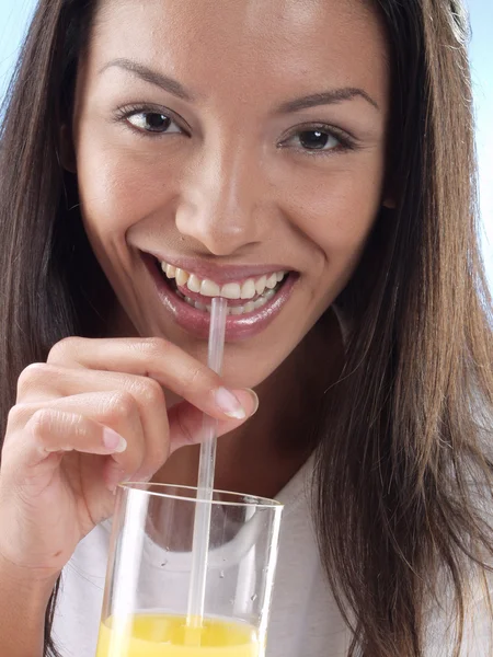 Porträt einer schönen jungen Frau mit einem Glas Saft. — Stockfoto