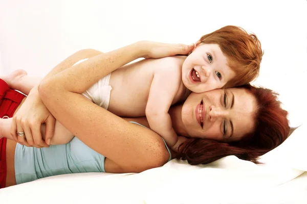 Kaukasische junge Mutter genießt ihr Kind. — Stockfoto