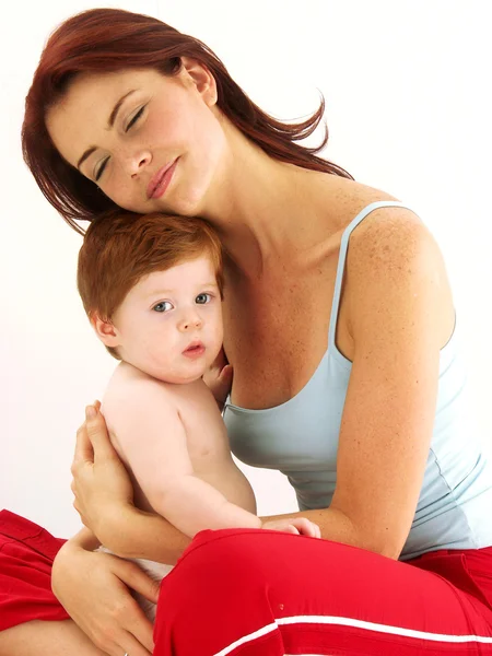 Kaukasische junge Mutter genießt ihr Kind. — Stockfoto