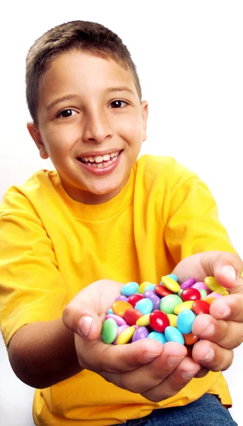 Niño comiendo chicle . — Foto de Stock