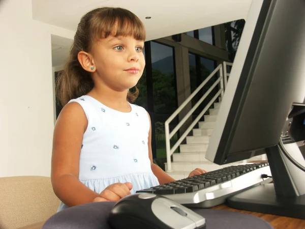 Dívka sedí u počítače — Stock fotografie