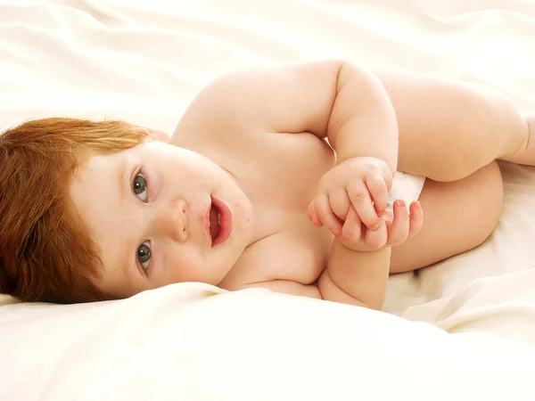 Babyjongen met dummy op witte achtergrond. — Stockfoto