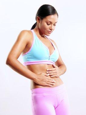 Ona dokunmayı fitness genç kadın abdominal.