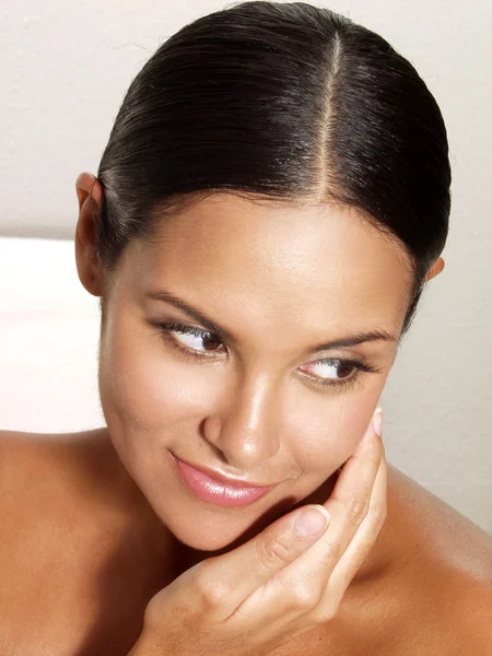 Gros plan portrait de jeune belle femme après le bain - spa — Photo