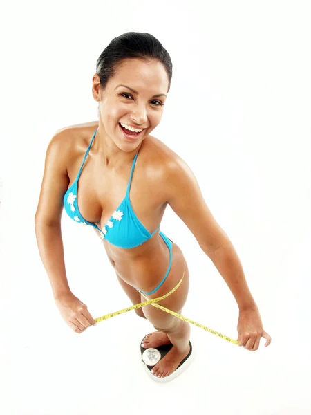 Mujer latina joven sosteniendo una cinta métrica —  Fotos de Stock