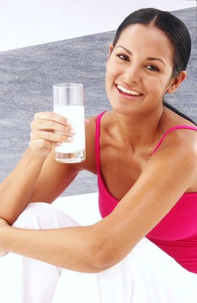 Jonge Spaanse vrouw glas melk drinken. — Stockfoto