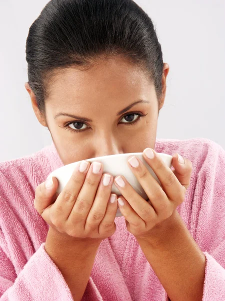 Beautiful young woman holding a hot drink cup. — Stock Photo, Image