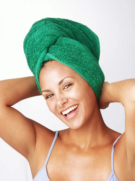 Gros plan portrait de jeune belle femme après le bain — Photo