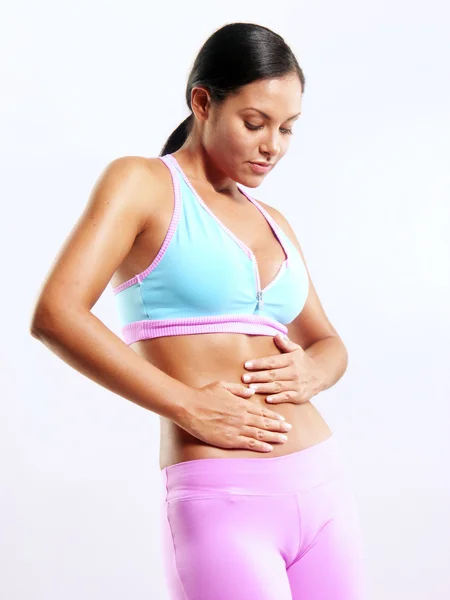 Fitness mujer joven tocando su abdomen . — Foto de Stock
